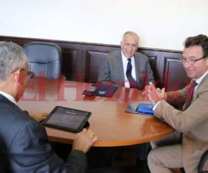 El presidente del Congreso Nacional, Mauricio Oliva y el embajador de la Unión Europea (UE), Alessandro Palmero.