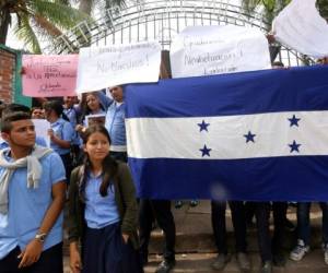 Durante la presente semana, estudiantes de varios colegios se tomaron las instalaciones de los centros en rechazo a los costos que implica la alfabetización como requisito para graduarse.