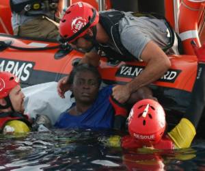 Según el equipo médico de a bordo, la mujer tiene síntomas de hipotermia, está traumatizada. Foto: Agencia AFP