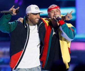 En esta foto del 26 de abril del 2018, Nicky Jam, a la izquierda, y J Balvin interpretan 'X' en los Premios Billboard de la Música Latina en Las Vegas.