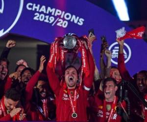 Jordan Henderson, del Liverpool, alza el trofeo de campeón de la Liga Premier junto a sus compañeros después de la victoria sobre el Chelsea en el Estadio Anfield de Liverpool, Inglaterra, el miércoles 22 de julio de 2020. Foto: AP