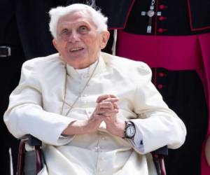 Esta foto de archivo tomada el 22 de junio de 2020 muestra al ex papa Benedicto XVI posando para una foto en el aeropuerto de Munich, en el sur de Alemania, antes de su partida. Foto: AFP