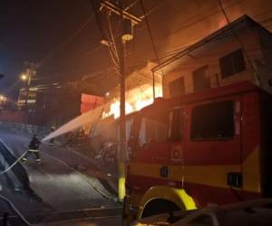 El Cuerpo de Bomberos desplazó tres unidades al lugar de los hechos para evitar que ocasionara más daños.