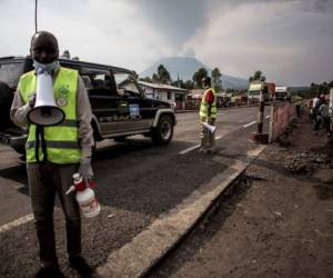 Trabajadores de salud comunican información sobre el ébola en una estación de detección de ébola en la carretera entre Butembo y Goma. Foto: AFP.