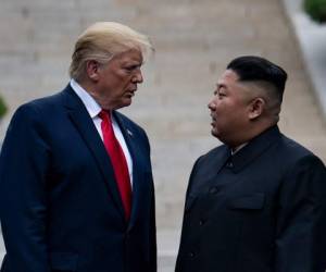 En esta foto de archivo tomada el 30 de junio de 2019, el presidente de EE.UU. Donald Trump y el líder de Corea del Norte Kim Jong Un, conversan. Foto AFP