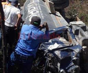 La pesada cisterna se salió de la carretera y rodó por un abismo de unos 25 metros de profundidad.