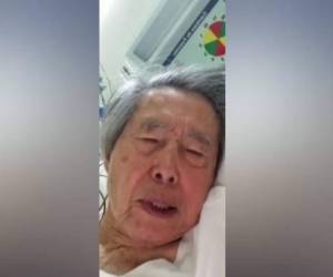 En un vídeo grabado en la cama en la clínica, Fujimori pidió este jueves a las autoridades peruanas que no lo envíen de regreso a prisión, pues eso significará una 'condena a muerte' para él.