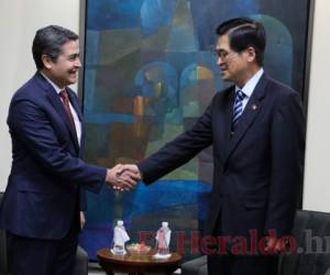 El ministro de Defensa de Taiwán, Yen Teh-Fa, y el presidente Hernández durante la reunión.