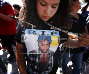 La admiradora Ayanna Gonzalez, de 13 años, originaria de Nueva Jersey, con una camiseta del fallecido rapero XXXTentacion espera formada para entrar a su funeral el miércoles. (Foto: AP)