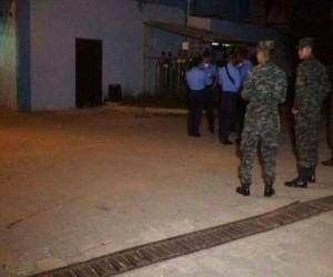 Agentes de la Policía Militar de Orden Público resguardando el centro asistencial en Comayagua al que fue trasladado el joven herido antes de ser llevado al HEU.