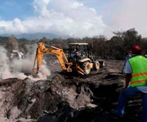 Un grupo de vecinos logró que dos máquinas excavadoras prestadas por empresas entraran en San Miguel Los Lotes, a pesar de la amenaza constante del volcán de Fuego. Foto: Agencia AFP