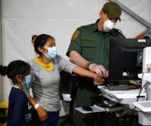 Las autoridades de inmigración han dejado en libertad a familias con hijos de 6 años o menos mientras se resuelven sus casos. FOTO: AP