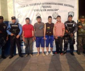 La Policía Nacional, Policia Militar y el Ejército capturaron este martes a cuatro supuestos miembros de la banda de 'Los Castellanos' en cacerío de San Juan de la Aldea San Sebastián de Piraera, Lempira.