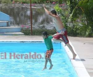 Los establecimientos que tengan piscina deberán contratar a un salvavidas y rotular los espacios para el uso de los niños.