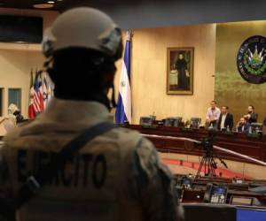 Elementos de las fuerzas especiales del ejército salvadoreño, siguiendo órdenes del presidente Nayib Bukele, entran al Congreso tras la llegada de legisladores en San Salvador, El Salvador. (AP Foto/Salvador Melendez)