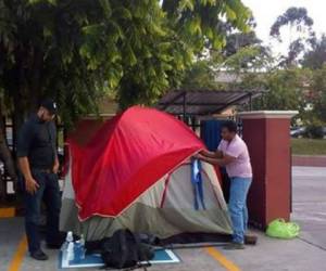 Los manifestantes instalaron una tienda de acampar y afirmaron que seguirán en huelga de hambre hasta obtener una respuesta.
