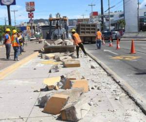 Los bordillos del Trans 450 fueron destruidos para que circularan los vehículos por el proyecto.