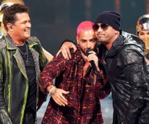 Carlos Vives y Maluma hicieron entrega del Premio a la Excelencia al también cantante Wisin. FOTO: AP