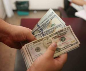 Se prevé que el dólar se cotice en L 23.50 al cierre de marzo. Foto El Heraldo