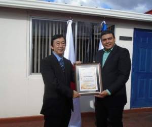 Durante la ceremonia autoridades hondureñas también le hicieron entrega de un reconocimiento al experto japonés. (Foto: El Heraldo Honduras/ Noticias Honduras hoy)