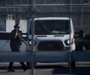 Un oficial de Aduanas y Protección Fronteriza de los Estados Unidos (CBP) pasa junto a una camioneta en el Puerto de Entrada de Aduanas y Protección Fronteriza de los Estados Unidos (CBP) en San Ysidro en la frontera entre Estados Unidos y México el 19 de febrero de 2021 en San Diego, California. Foto: AFP