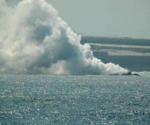 El flujo de lava producido por el volcán Cumbre Vieja cae al Océano Atlántico en la playa de Los Girres en Tazacorte en la isla canaria de La Palma a principios del 30 de septiembre de 2021. Foto: AFP