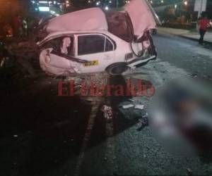 El vehículo impactó a toda velocidad en una de las barandas del puente ubicado a la altura de la Villa Olímpica.