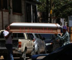 Momento en que los familiares retiran el cuerpo de la víctima de la morgue capitalina. (Foto: El Heraldo Honduras/ Noticias Honduras hoy)