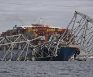 Siete personas desaparecidas, problemas eléctricos en el barco y un estado de emergencia, esta es la situación actual en Baltimore luego que un barco de carga chocara contra uno de los pilares del famoso puente Francis Scott Key e hiciera que este colpasara en cuestión de segundos.