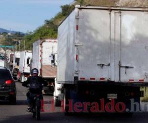 En caravana y custodiados por efectivos militares, los camiones con las maletas electorales salieron el miércoles del centro logístico del CNE, en la capital, hacia el interior del país. Foto: David Romero/El Heraldo