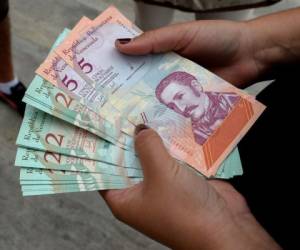 Bajo las viejas denominaciones, la tasa salta de 24Z,210 a 6,000,000 de bolívares por dólar, como se esperaba cuando Maduro ancló el bolívar a la criptomoneda estatal petro y estableció sus valores.