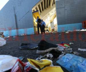 Un caos se vivió en el portón 11 del estadio Nacional previo a la gran final. Dos tenis diferentes quedaron tirados entre la basura del recinto deportivo. Foto Estalin Irías/EL HERALDO