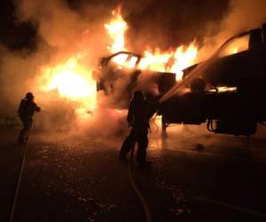 Una rastra cargada de vehículos tomó fuego cuando transitaba en la CA-5 a la altura de la Cuesta de la Virgen. (Foto cortesía: Bomberos/ El Heraldo Honduras, Noticias de Honduras)