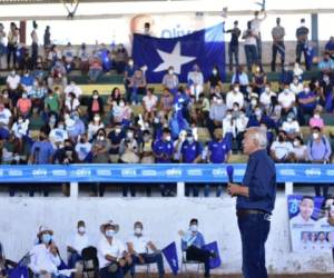 Adultos mayores, mujeres embarazadas y niños siguen participando en reuniones políticas aun cuando se impuso una restricción.