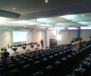 Así luce el auditorio de Química y Farmacia durante la audiencia de los magistrados a la CSJ (Foto: Johny Magallanes)