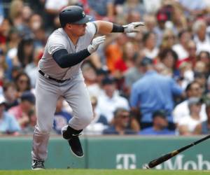 El toletero de los Yanquis de Nueva York Luke Voit corre hacia primera base tras batear un sencillo en el primer inning de un partido contra los Medias Rojas de Boston. Foto:AP