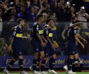Boca Juniors' forward Carlos Tevez (C) celebrates with teammates after scoring the team's third goal against Tigre during an Argentina's First Division Superliga football match at La Bombonera stadium, in Buenos Aires, on November 3, 2018. (Photo by ALEJANDRO PAGNI / AFP)