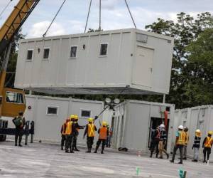 Los trabajos de ensamblaje del hospital móvil en San Pedro Sula tienen un avance del 50 por ciento.