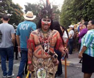 Abner Godoy, alumno del Instituto Monterrey desfila este sábado vestido como Lempira. (Foto: El Heraldo)