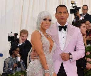 Jennifer López y Alex Rodríguez posando durante la alfombra rosa de la Gala Met 2019.