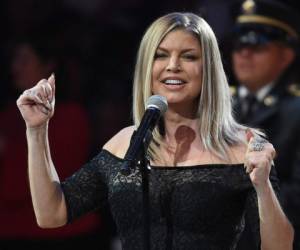 Fergie interpreta el himno de los Estados Unidos previo al Juego de Estrellas de la NBA. Foto AFP