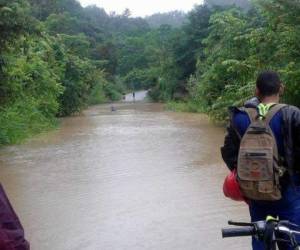 Caudalosas aguas que transitan por la carreteras(Foto: El Heraldo).