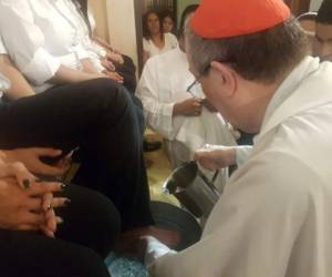 El cardenal lavo los pies a 12 feligreses tal como lo hizo Jesús en la última cena. Foto: Cortesía
