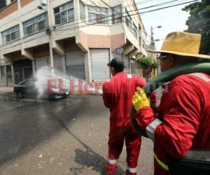 La alcaldía del Distrito Central hace labores de limpieza en varios puntos de la capital para evitar contagios por coronavirus. Foto: Johny Magallanes/EL HERALDO