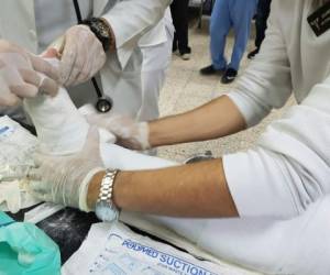 En el Hospital Escuela Universitario (HEU) reciben atención médica los heridos en tiroteo en colonia Los Pinos de la capital de Honduras.