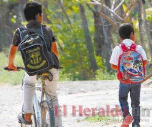 Muchos jóvenes están dejando los centros educativos y trabajan. Foto: El Heraldo