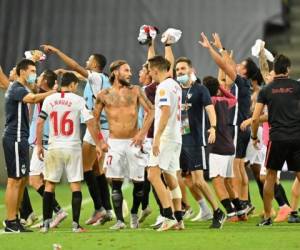 Sevilla celebra después del partido de fútbol semifinal de la UEFA Europa League Sevilla contra Manchester United el 16 de agosto de 2020 en Colonia, Alemania occidental. Foto: Agencia AFP.