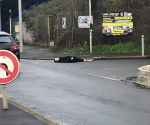 El joven 'no cesó de gritar Alá Akbar', y desoyó las órdenes de tirar el cuchillo que le profirieron los policías antes de dispararle. Foto: AFP.