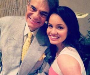 En esta imagen aparece José José junto a su hija menor, Sarita. Foto: Instagram.