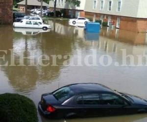 Las lluvias inundaron varias calles por lo que fue imposible movilizarse en vehículo.